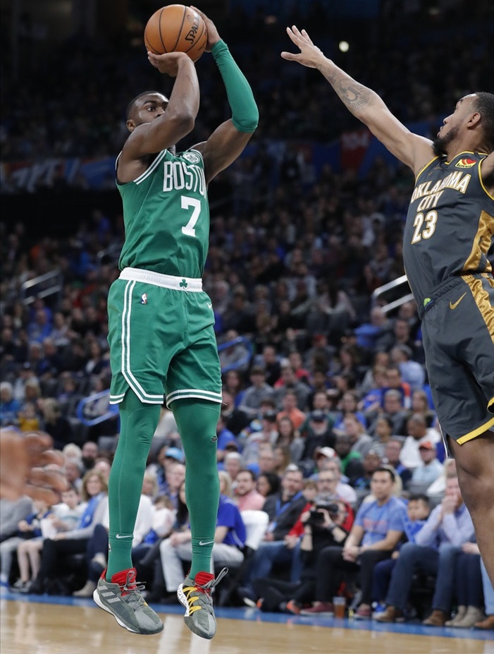 开云体育直播-76人险胜凯尔特人，易建联状态火热