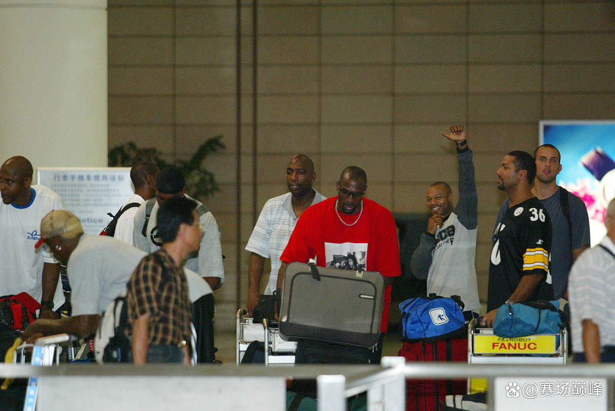 开云体育APP下载-湖人全队球员为教练庆生共同庆祝